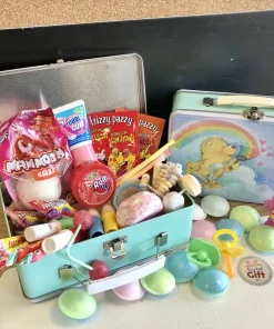 Alternative view of Mallette “Bisounours” des années 80 remplie de bonbons